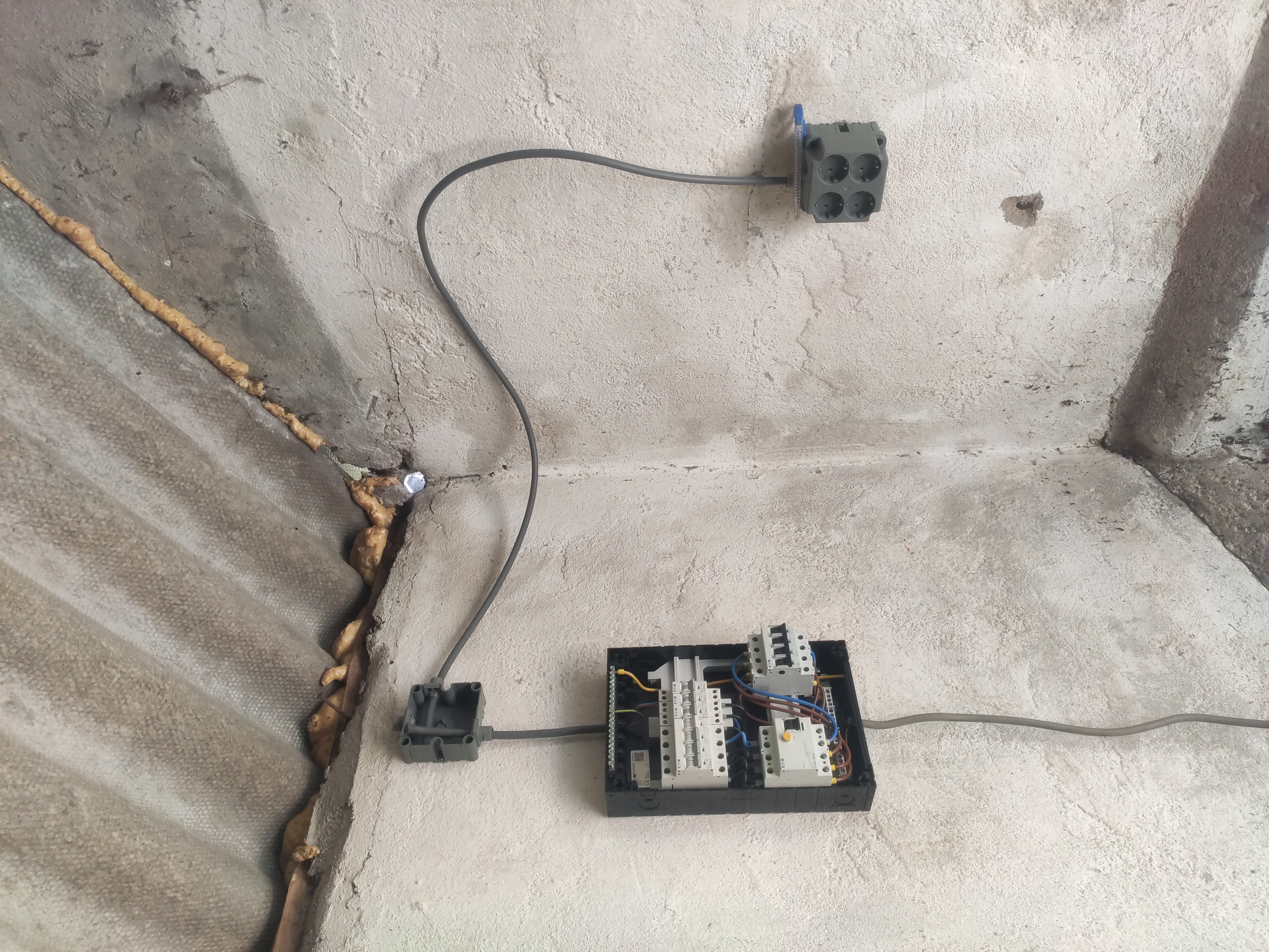 Starting the wiring of sockets