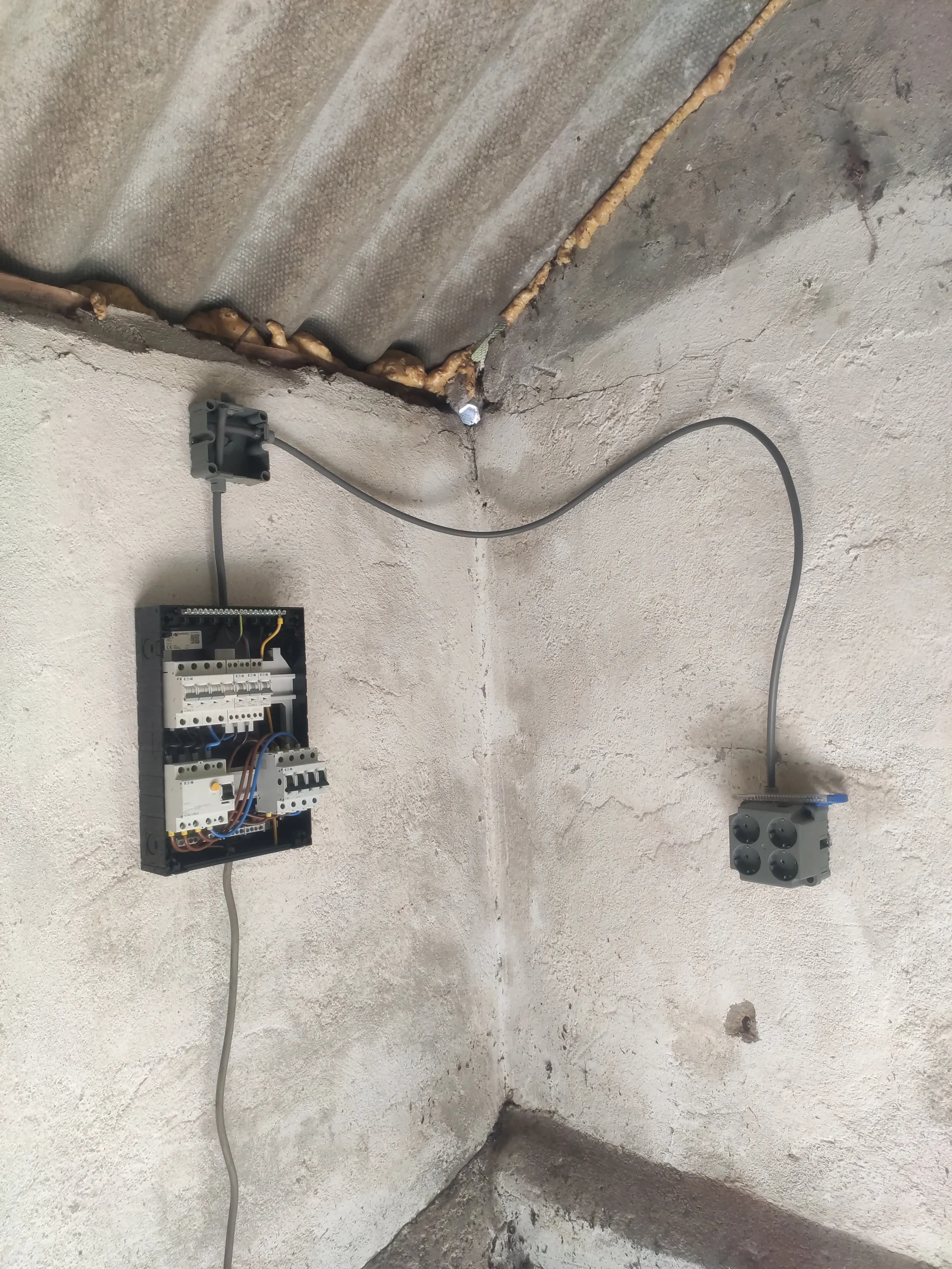 Starting the wiring of sockets