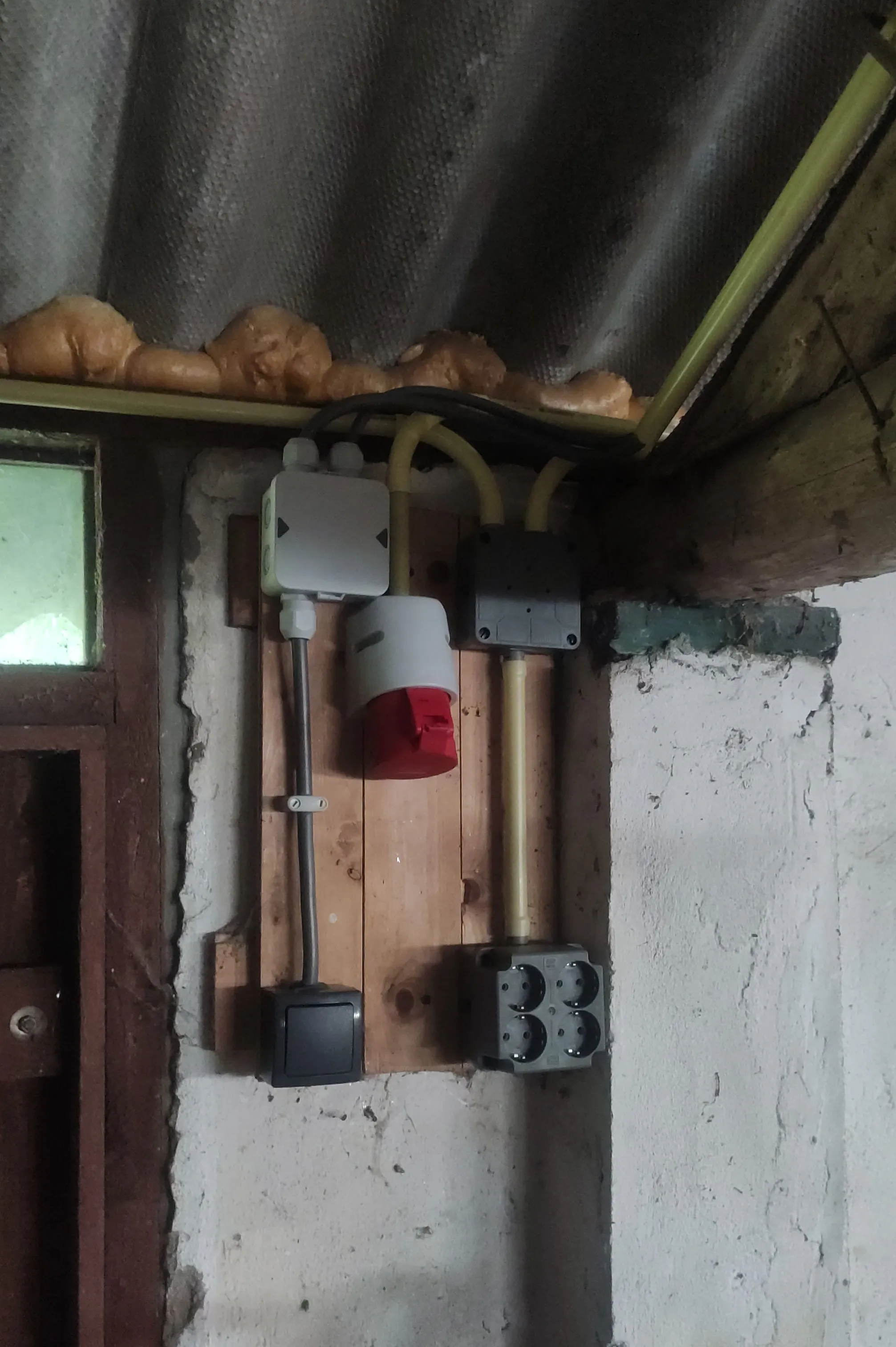 More wiring of sockets